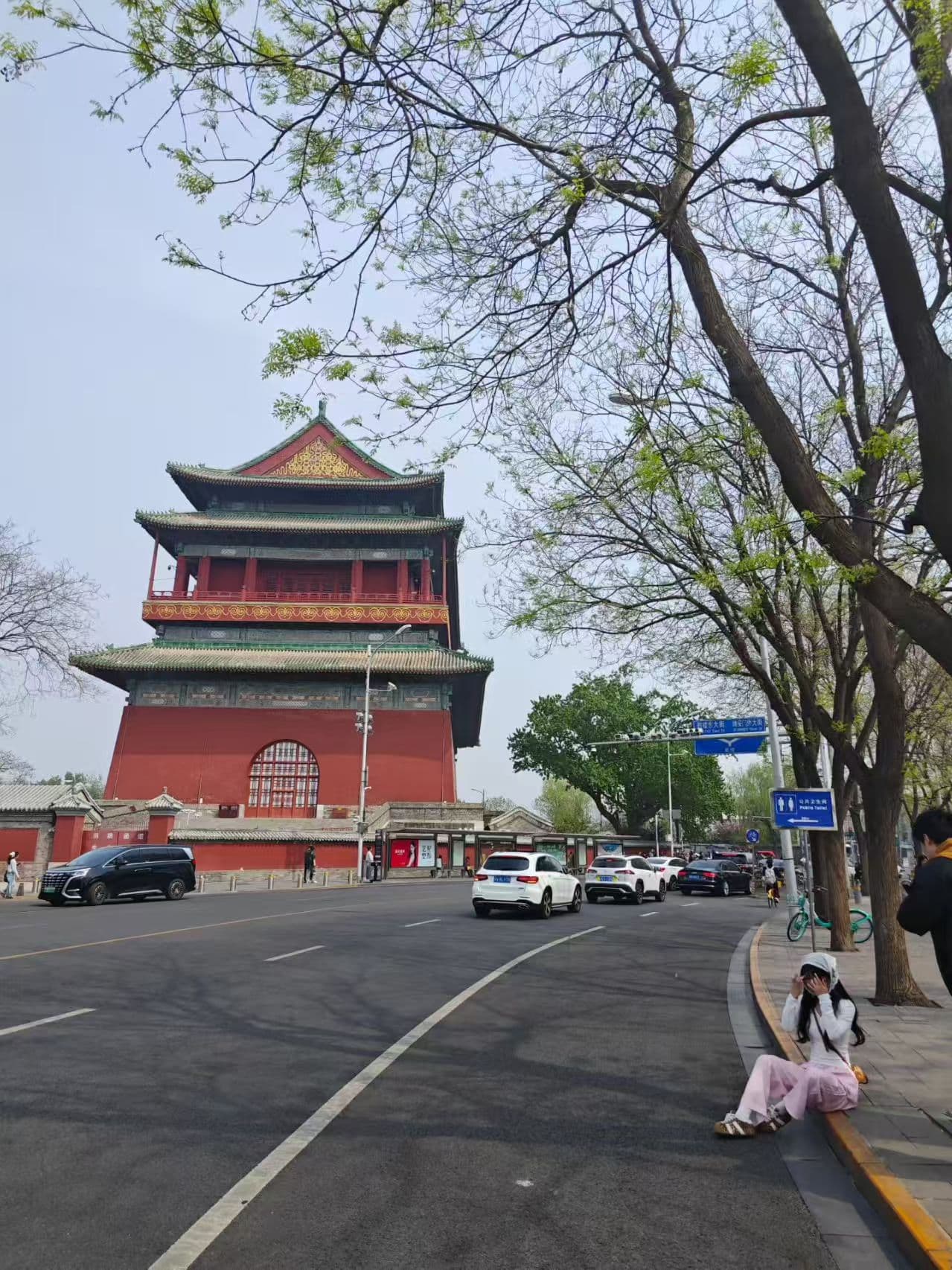 春日的钟鼓楼前，一瞬间的时光凝固。