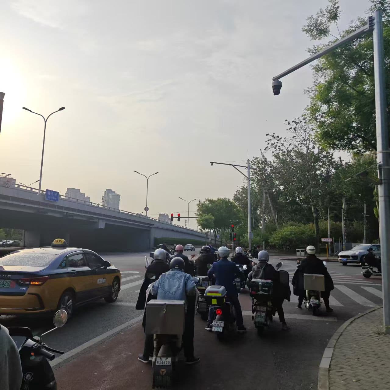 骑车的人匆匆路过，奔向下一个目的。