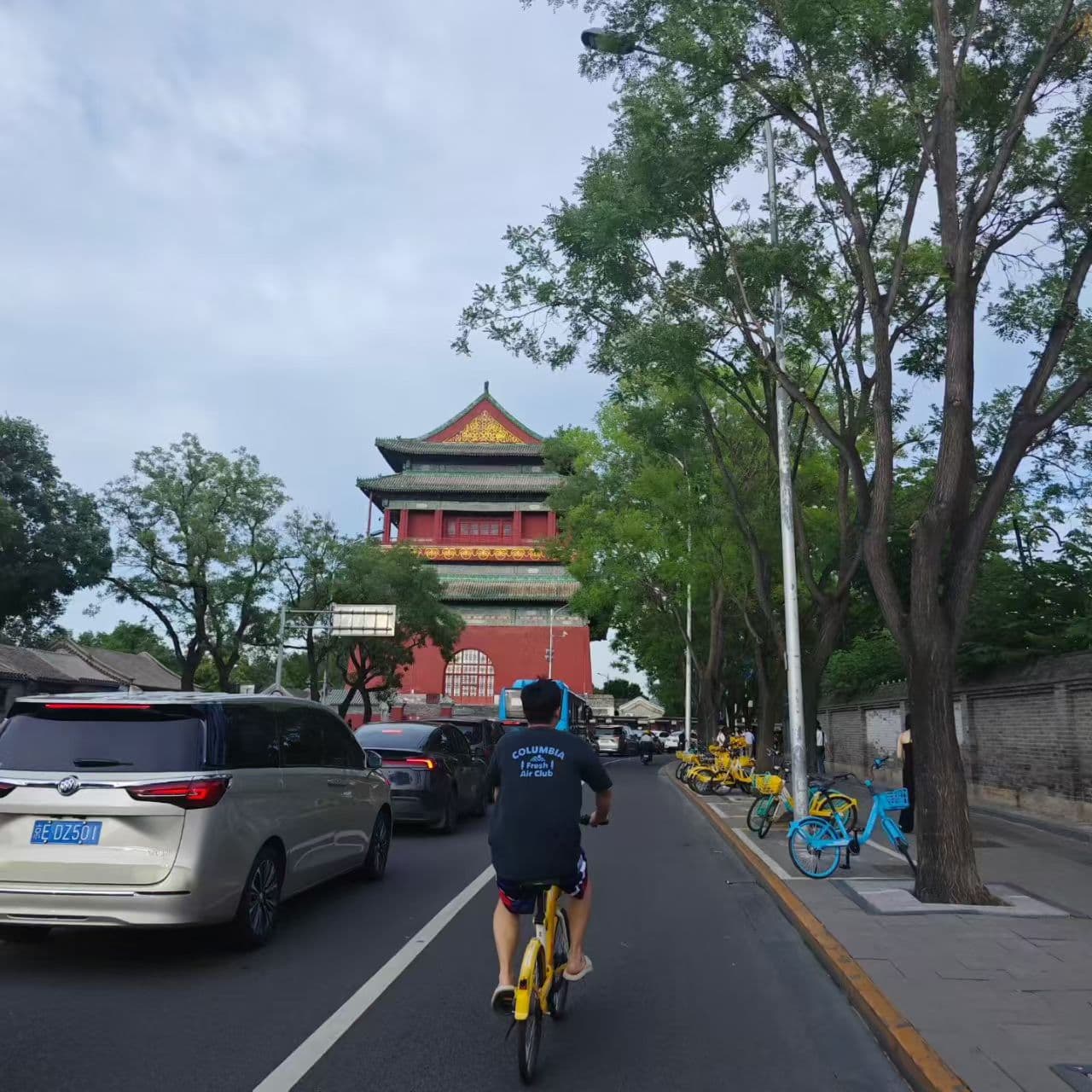 骑行的人们