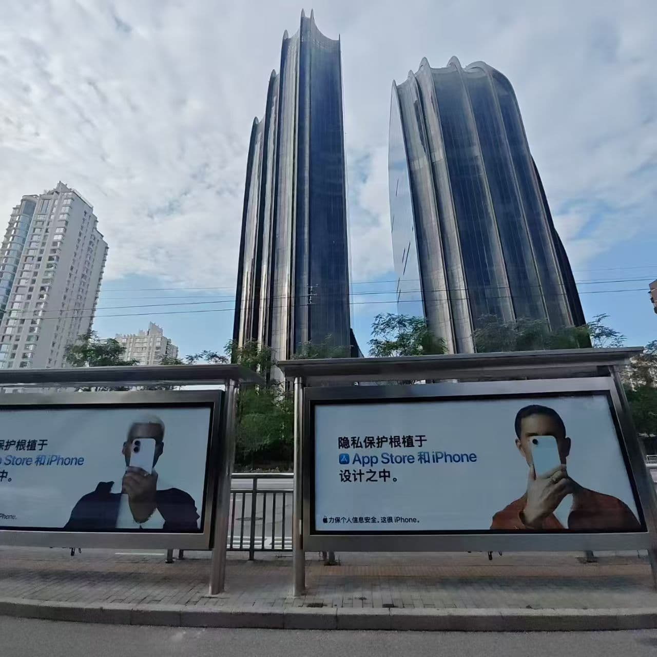 骑行的人们